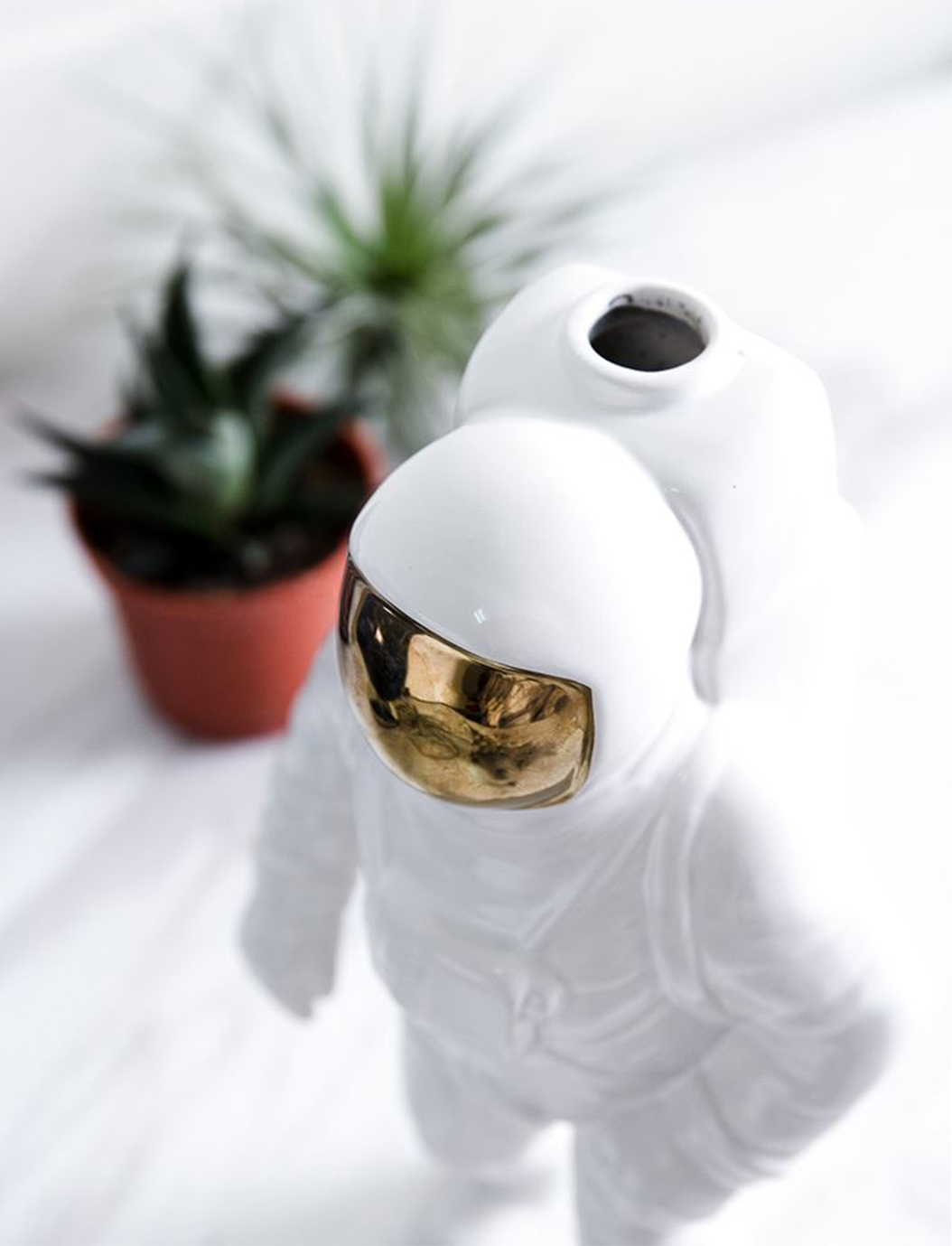 开云手机入口 - 附件|花器|办公家具|开云中国家具|宇航员花瓶
